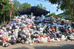 Sampah Menggunung di Jogja, Pedagang Makanan Menangis karena Omzet Turun
