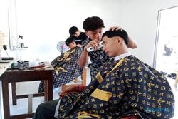 Inspiratif! SMA Negeri 1 Susukan Semarang Ajarkan Siswa Keahlian Barbershop