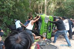 Mobil Elf Rombongan Wisatawan Asal Blora Kecelakaan di Bantul, 13 Orang Terluka