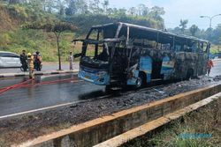 Breaking News! Bus Blue Star Ludes Terbakar di JLS Salatiga