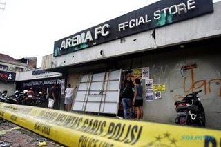 Demo Arek Malang Berakhir Ricuh, Kantor dan Store Arema FC Rusak Dilempari Batu