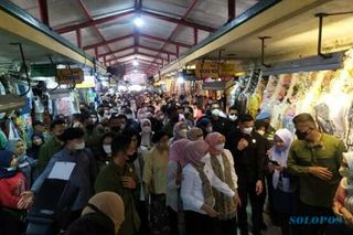 Berkunjung ke Pasar Beringharjo, Iriana Jokowi Borong Kain & Daster
