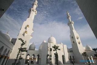 Penampakan dari Udara Megahnya Masjid Raya Sheikh Zayed di Solo