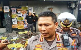 Aki Unjuk Rasa Aremania Berujung Ricuh, 3 Orang Terluka & Kantor Arema FC Rusak