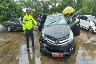 Pecah Ban, Mobil Dinas Pemprov Jateng Terguling di Tol Semarang-Batang