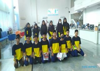 Kru Majalah SMP Al Azhar Syifa Budi Wisata Literasi di Solopos