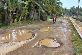 Laporkan Banyak Jalan Rusak di Klaten, Warganet Sebut Taman 1.000 Lubang