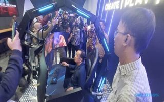Mensesneg Jajal Kursi Gaming Rp300 juta Bareng Gibran di Solo Technopark