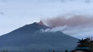 Kerinci, Gunung Berapi Tertinggi di Indonesia Erupsi Selama Lebih dari 1 Jam