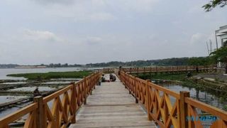 Belum Kelar Dibangun, Jembatan Kayu Waduk Cengklik Boyolali Sudah Jadi Viral
