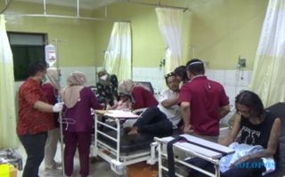 Mobil Elf Rombongan Pengiring Pengantin Terguling di Jombang, 17 Orang Terluka