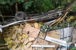 Truk Minuman Kaleng Terjebur ke Sungai di Suruh Semarang, 1 Orang Meninggal