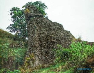 "Batu tumpeng di Dusun Jurang, Desa Pijiharjo, Kecamatan Manyaran, Wonogiri. (Facebook)"